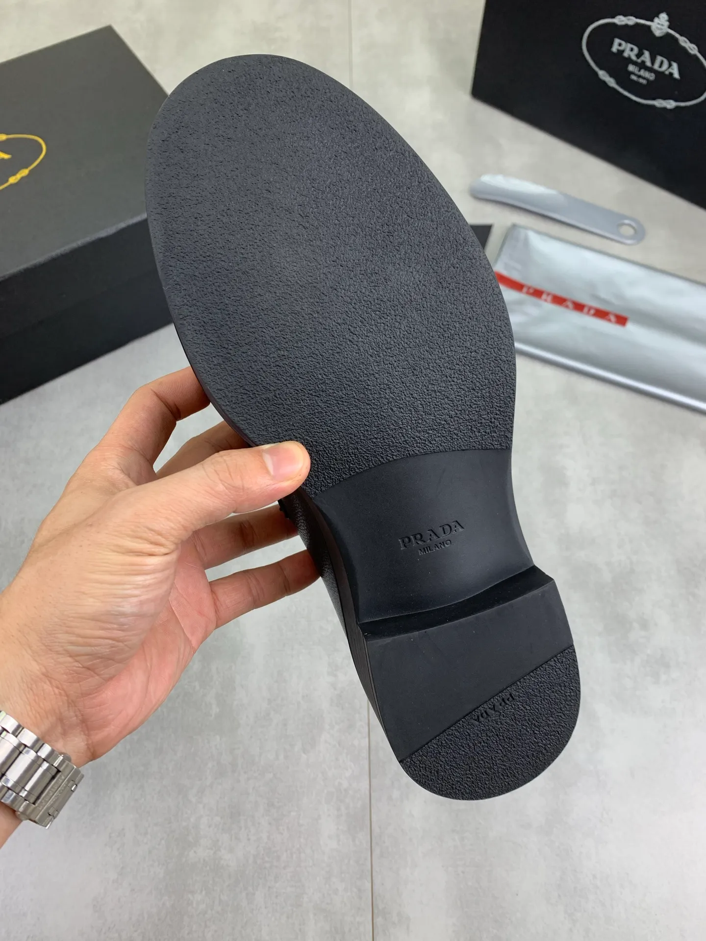 Factory price P800 💰Original quality, top version🔱 ＰＲＡＤＡPrada. Men's business casual leather shoes, top quality cow leather. 1:1 shipment ⬆️Luxurious and noble, all made of imported original first-layer fine suede cowhide, just to create a more comfortable wearing experience. Upper: original comfortable open-edge bead-rubbed calfskin ➕Top imported water-dyed full cow lining, original high-end lightweight and comfortable TPU combination bottom ✔️Code number: 39-44 (38 45 Can be customized)